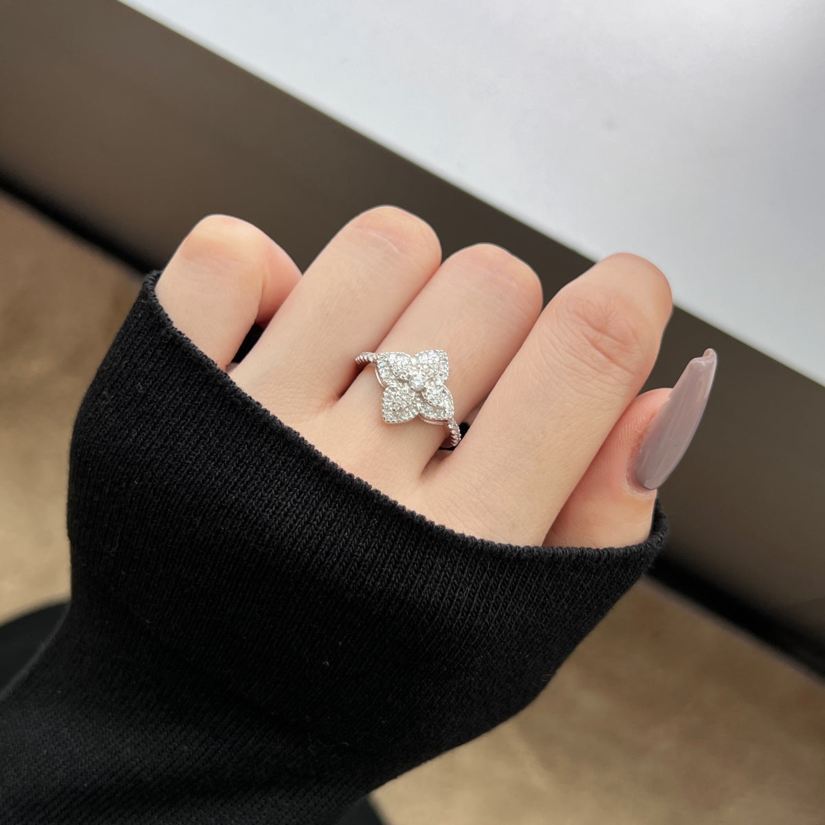 [GALE]Luxurious Colorful Flower Shape Banquet Ring