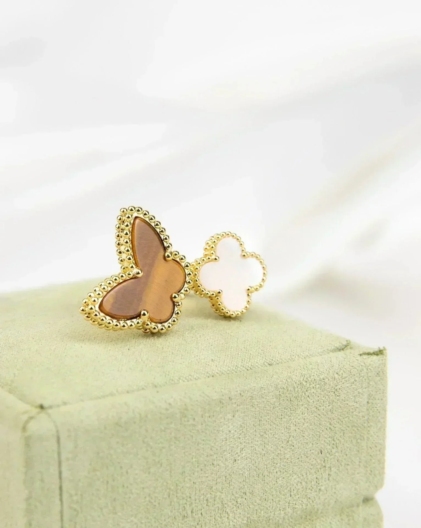 [GALE]LUCKY BETWEEN THE FINGER RING