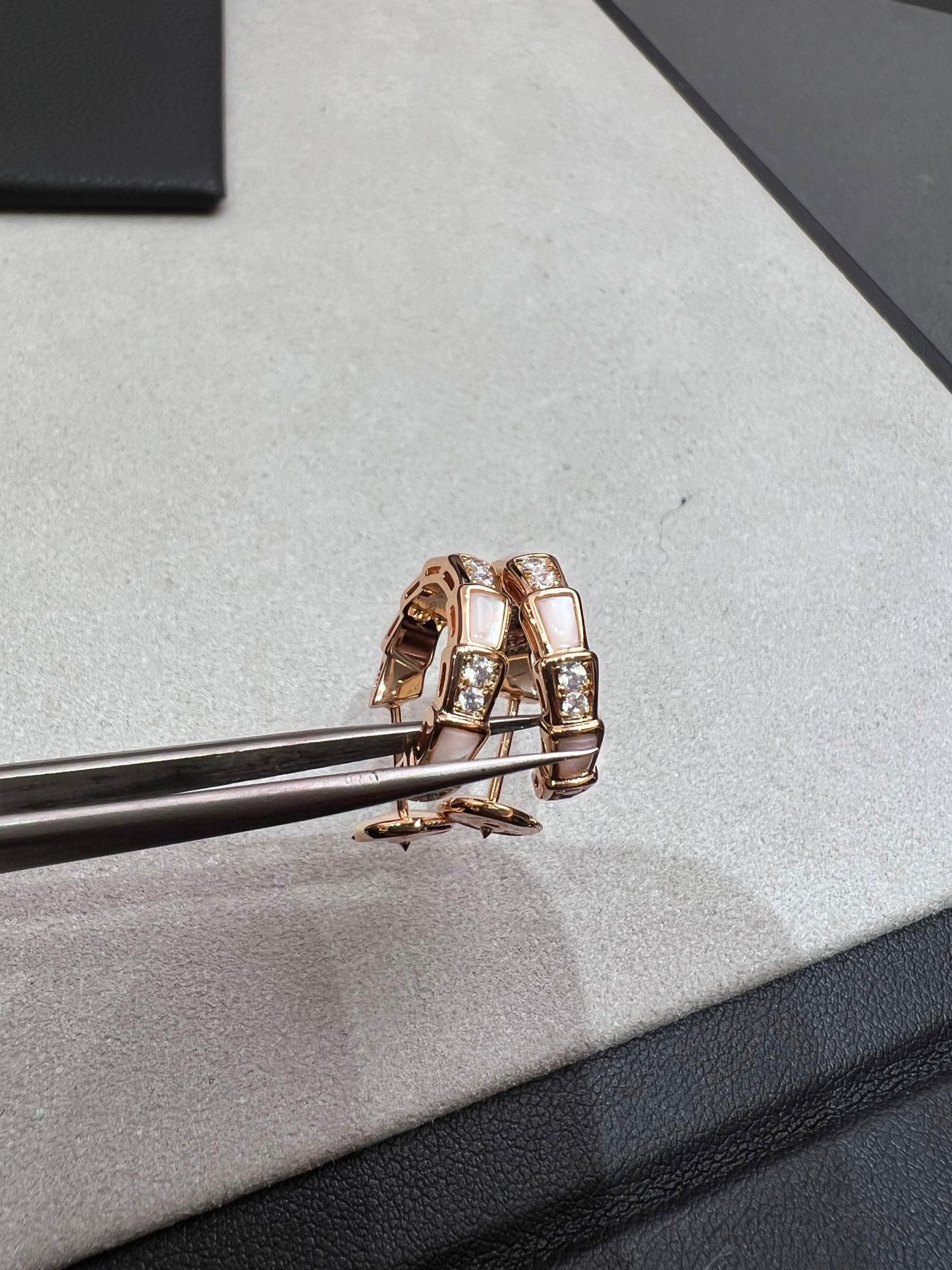 [GALE]SERPENTI MOP PINK GOLD EARRINGS