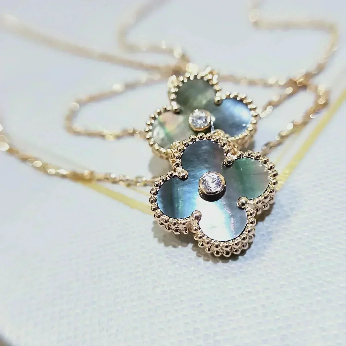 [GALE]CLOVER 15MM DIAMOND AND MOTHER-OF-GREY NECKLACE
