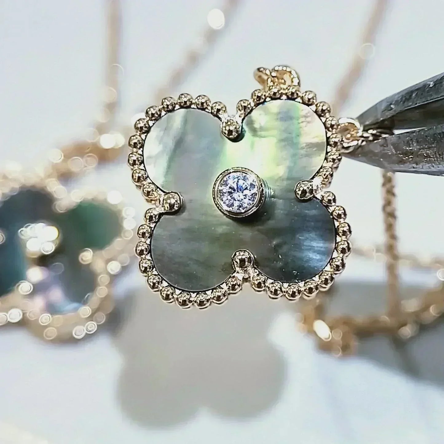 [GALE]CLOVER 15MM DIAMOND AND MOTHER-OF-GREY NECKLACE