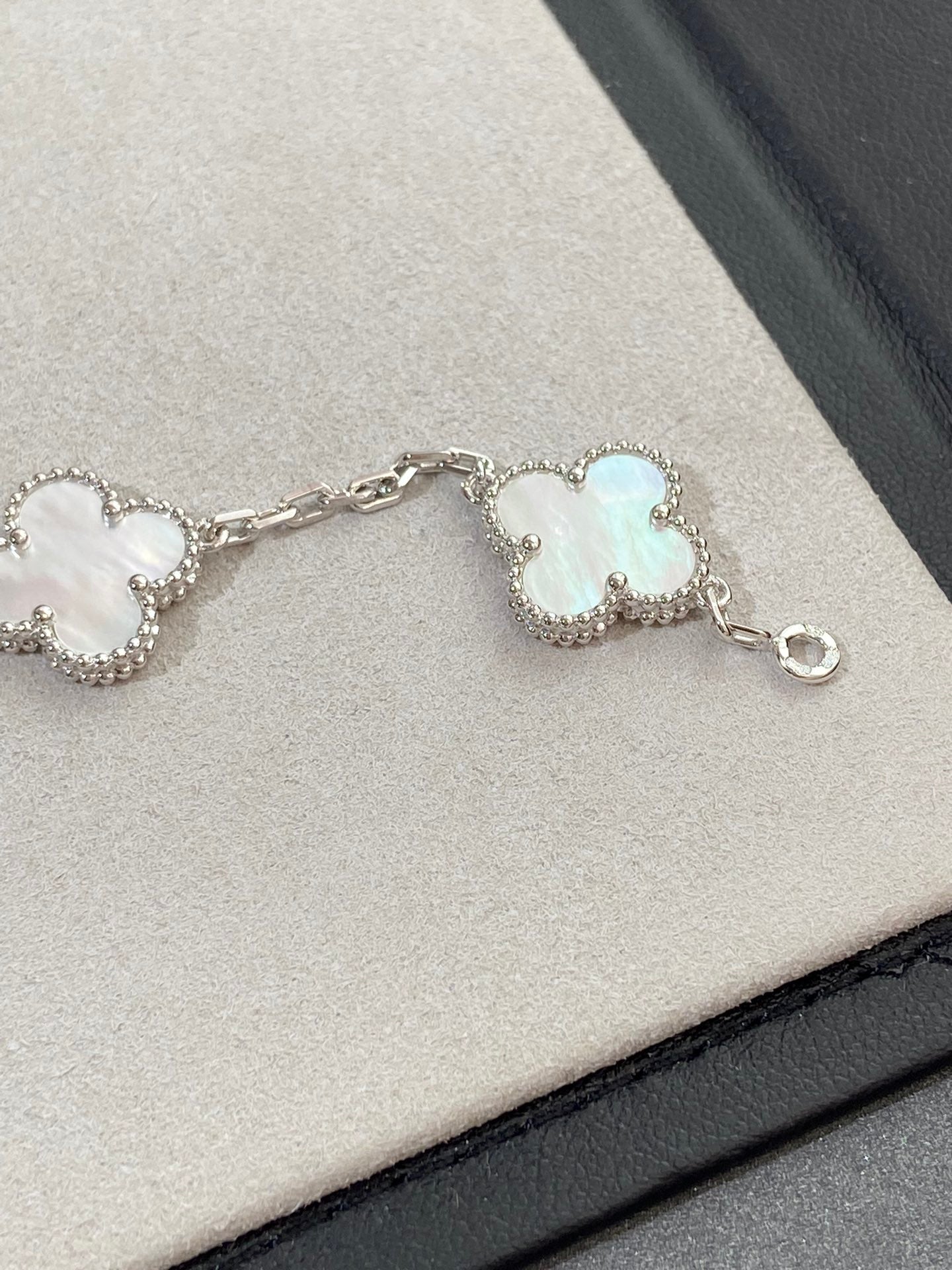 [GALE]CLOVER WHITE PEARL MOP 5 MOTIF BRACELET COLLECTION