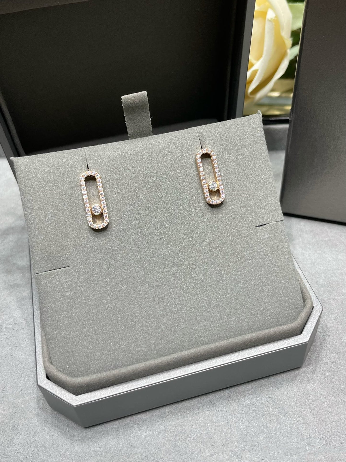 [GALE]MOVE UNO STUD DIAMOND PAVED EARRINGS
