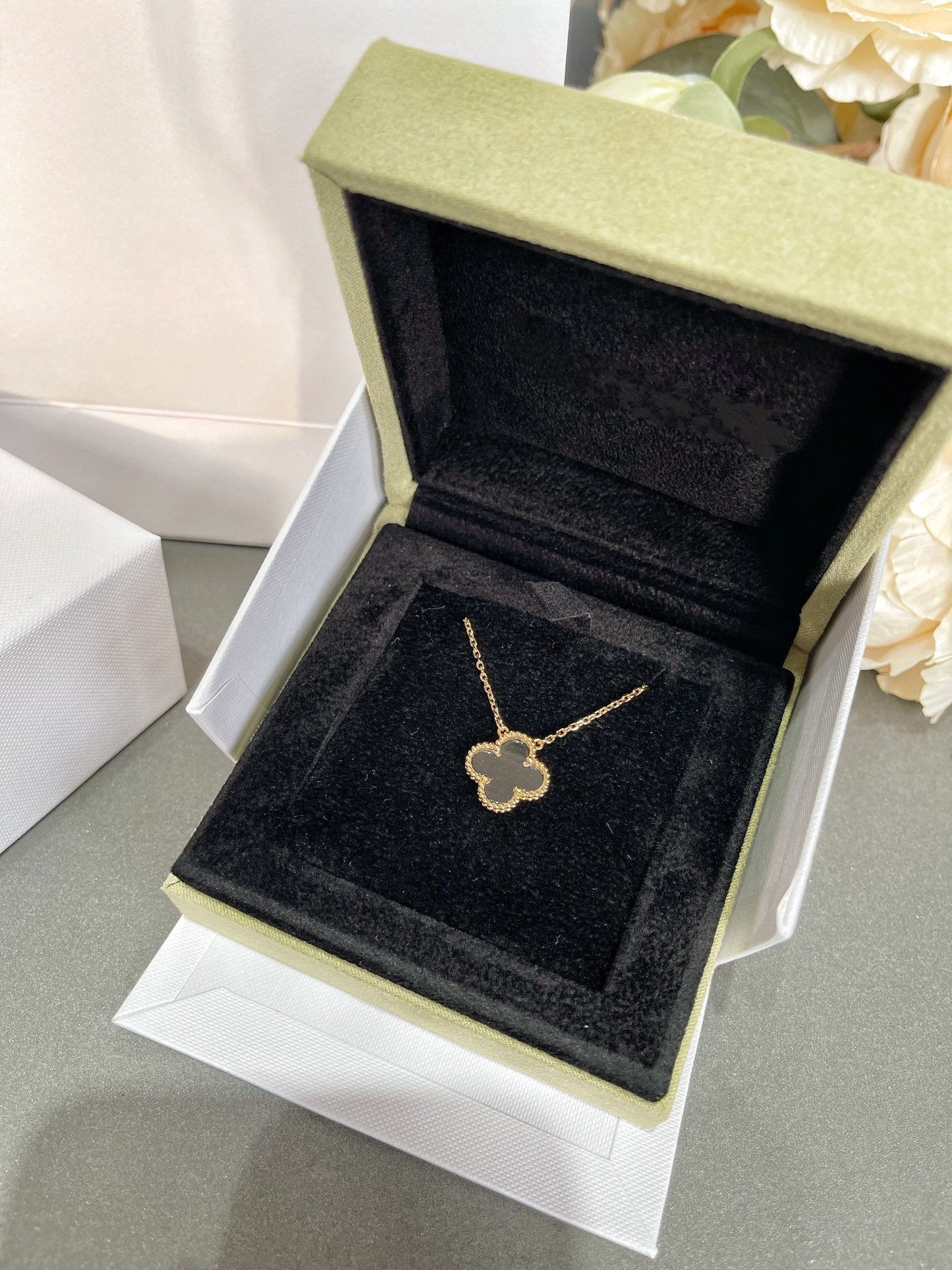 [GALE]CLOVER ROCK CRYSTAL ROSE GOLD NECKLACE