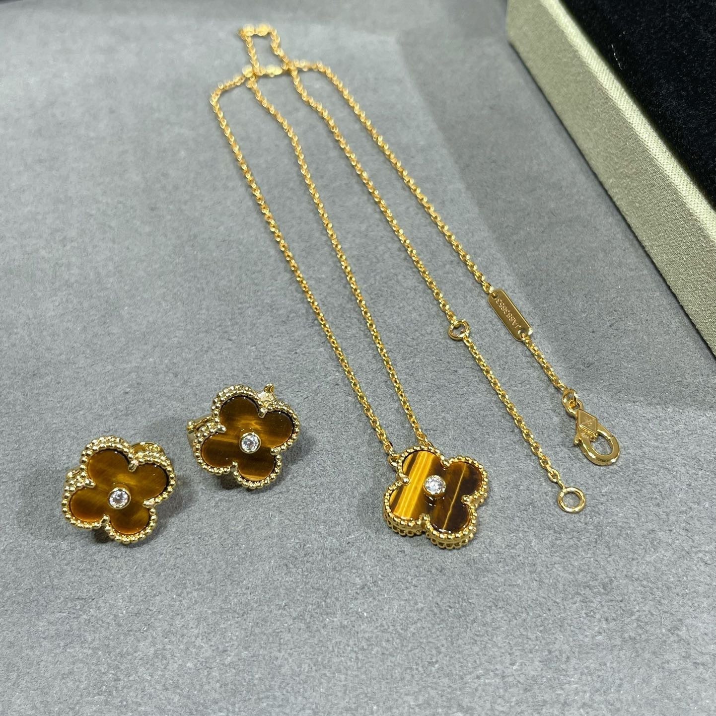 [GALE]CLOVER 15MM DIAMOND AND YELLOW TIGER'S EYE AGATE necklace