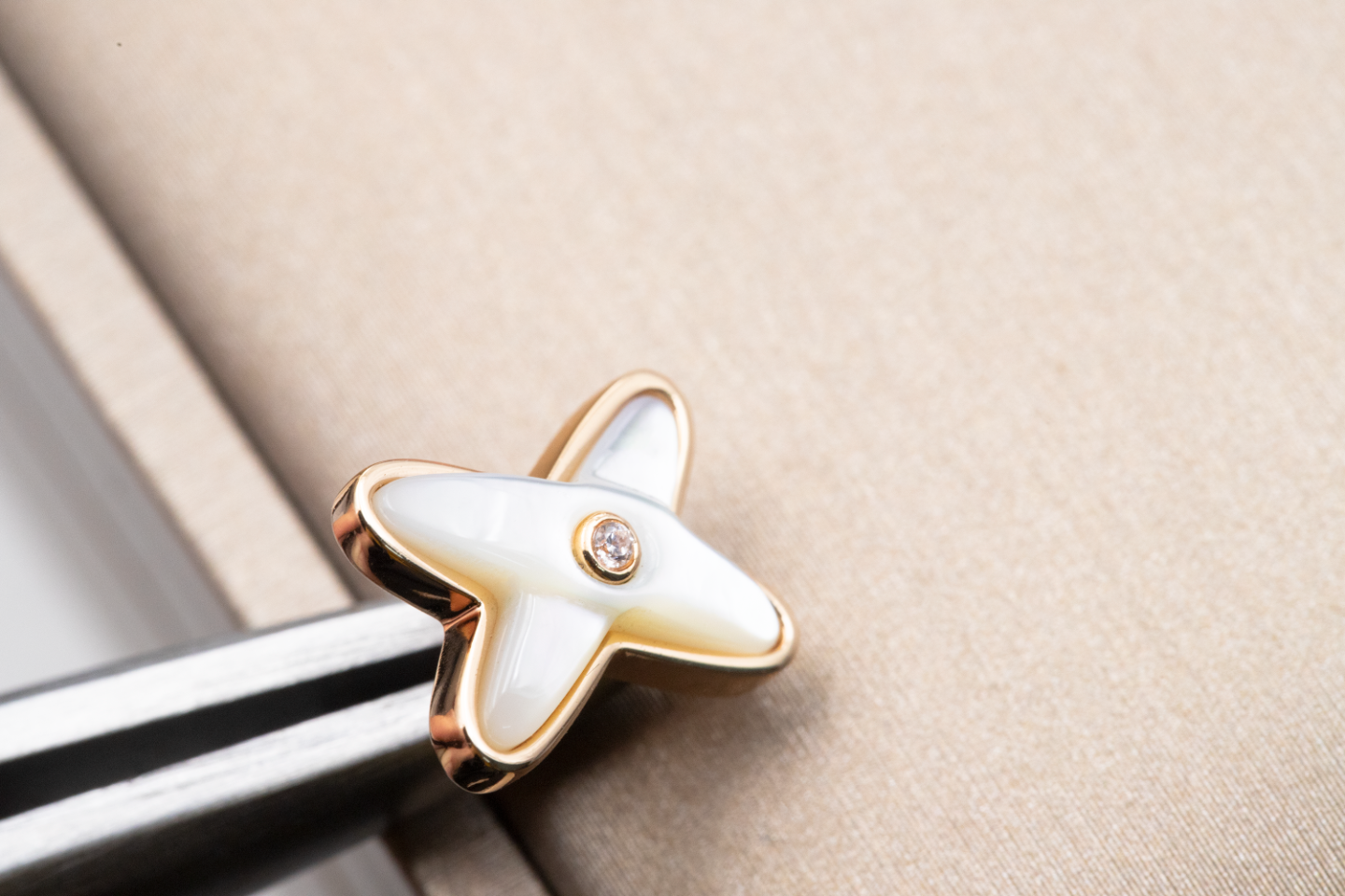 [GALE]JEUX DE WHITE MOP PINK GOLD DIAMOND EARRINGS