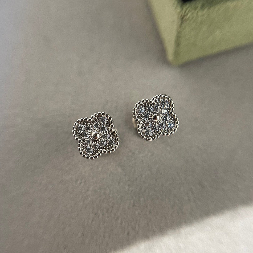 [GALE]CLOVER MINI DIAMOND STUD EARRINGS